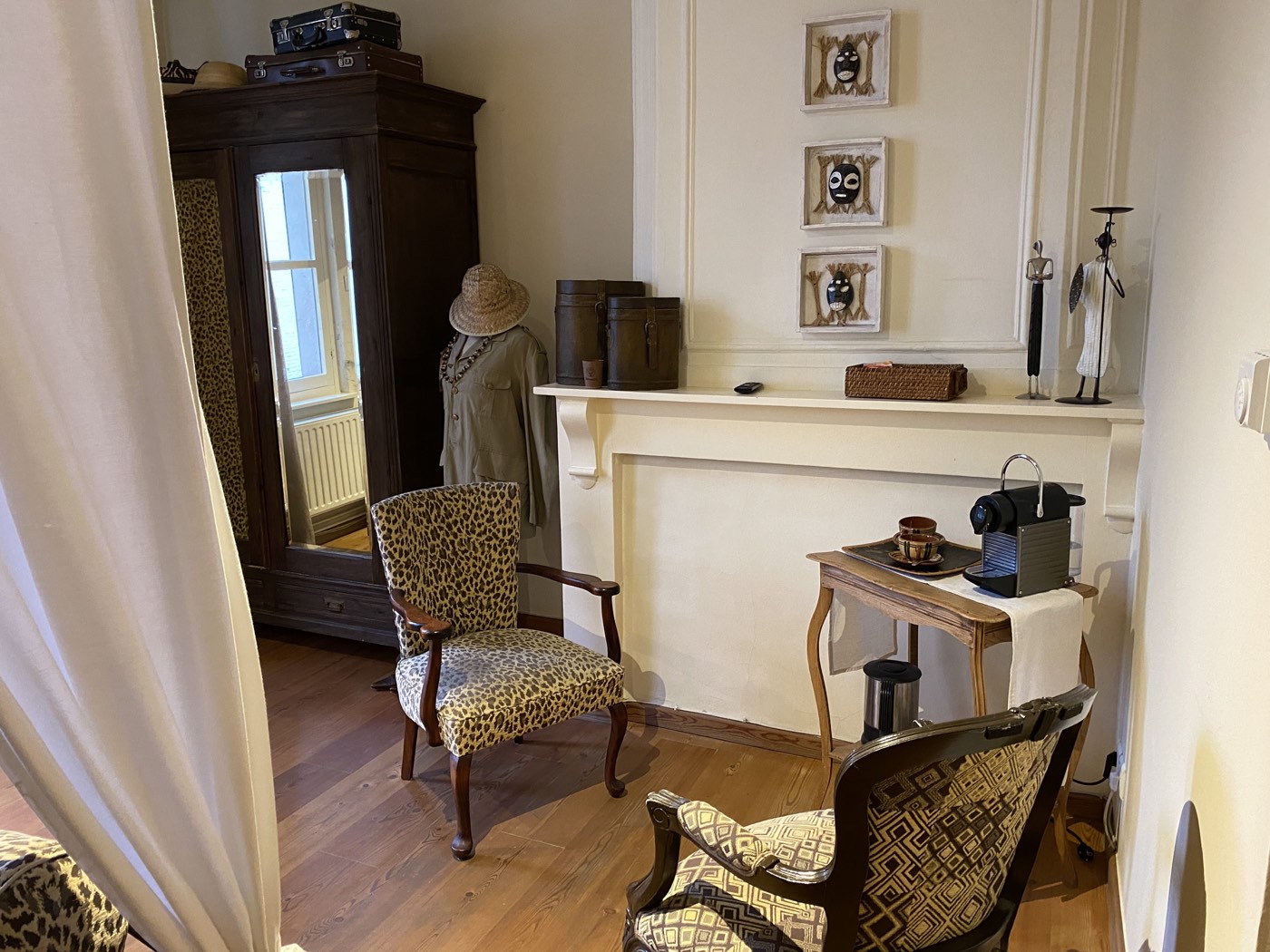 Armchairs with animal print in the Congo Room