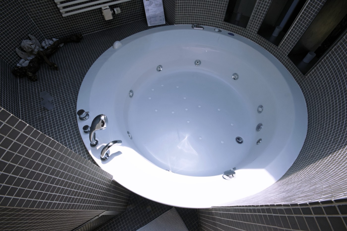Whirlpool bath in the bathroom of Suite Côté Sud