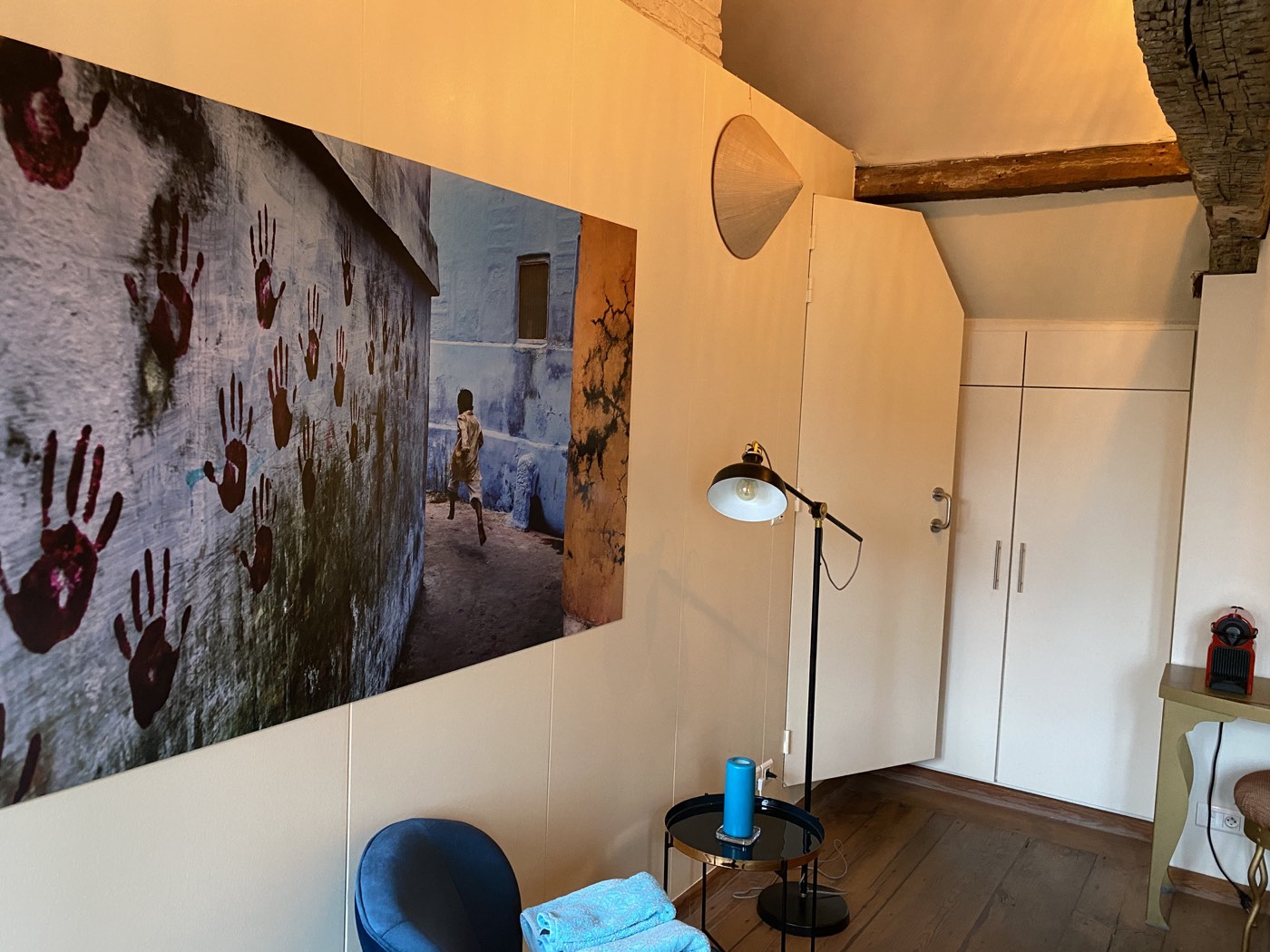 Sitting area with art on the wall in the Sultan Room